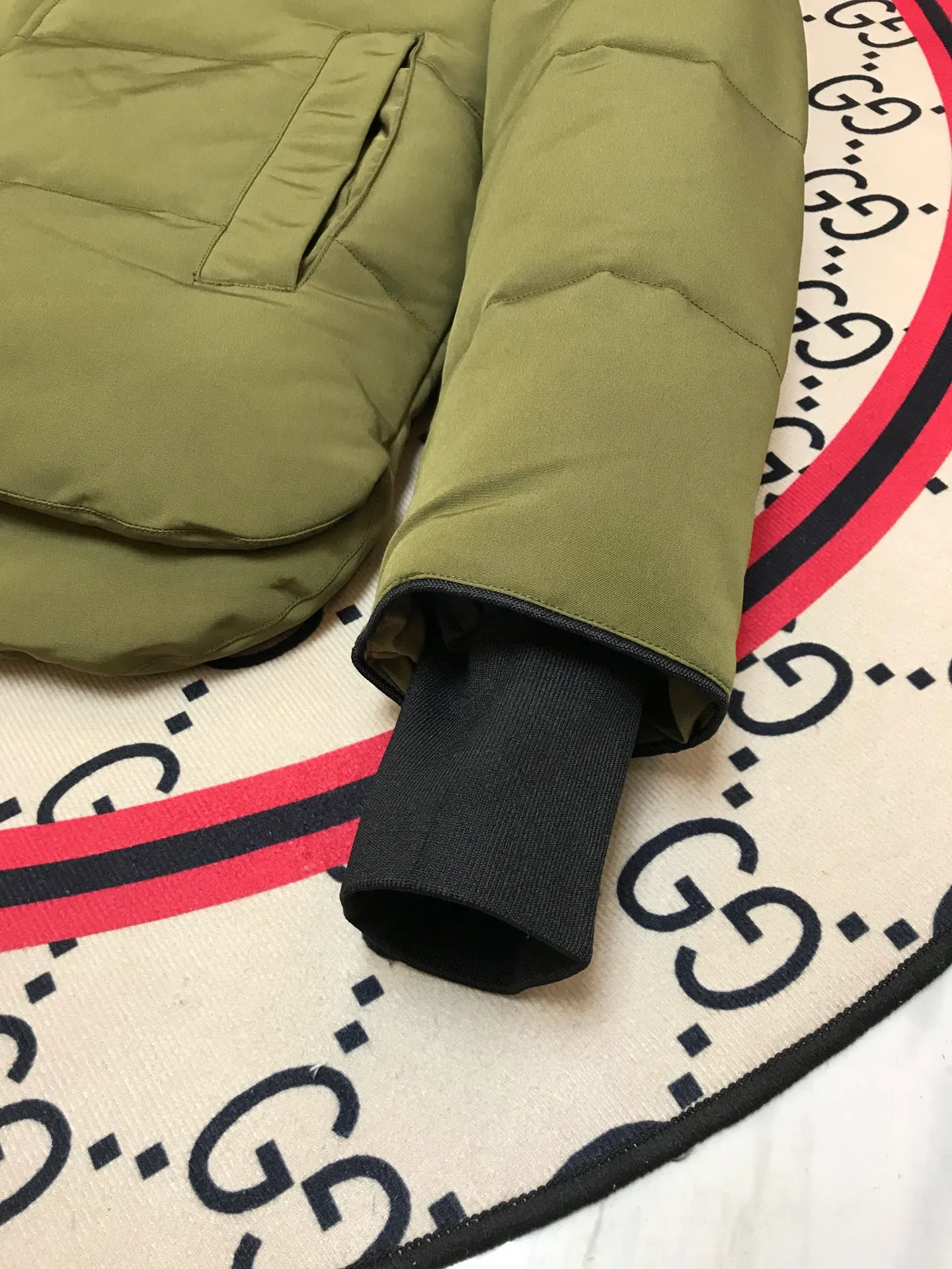 P640 Canada Goose MacMillan parka 17 styles for men and women, short style without fur collar, Arctic and Antarctic scientific expedition teams and others choose Canada Goose as their winter wear, the Rolls-Royce of down jackets. ➖ Industry-leading anti-counterfeiting chip sensing. ➖ Imported Behringer embroidery machines and customized embroidery labels, the highest level and industry leading. ➖ Imported Korean 21-count polyester-cotton blended original fabric, TC85 waterproof coated fabric, water-repellent, windproof and wear-resistant. ➖ The new national standard 80 white duck down is filled with an average of 520 grams of down. The amount of down filled is industry-leading. ➖ 100% nylon lining with double double-layer sealing design to prevent velvet running, and seamless thread design on the cuffs! ➖ Western Canadian Green Wolf Collar. ➖ Yoshida YKK provides original factory-customized electroplated sliders. YKK two-way lockable zippers are tight and smooth and do not peel off paint. ➖ 3M composite Velcro is durable and the accessories and hardware are all custom-made. Note: Our copywriting is only simple and clear. Instead of bragging about the copywriting, it is better to compare and understand with samples. Only for the purest goose, the most dedicated, the most professional, the highest quality, the highest cost performance! Color: green gray red off-white navy black SIZE: S-XXL [with size chart]
